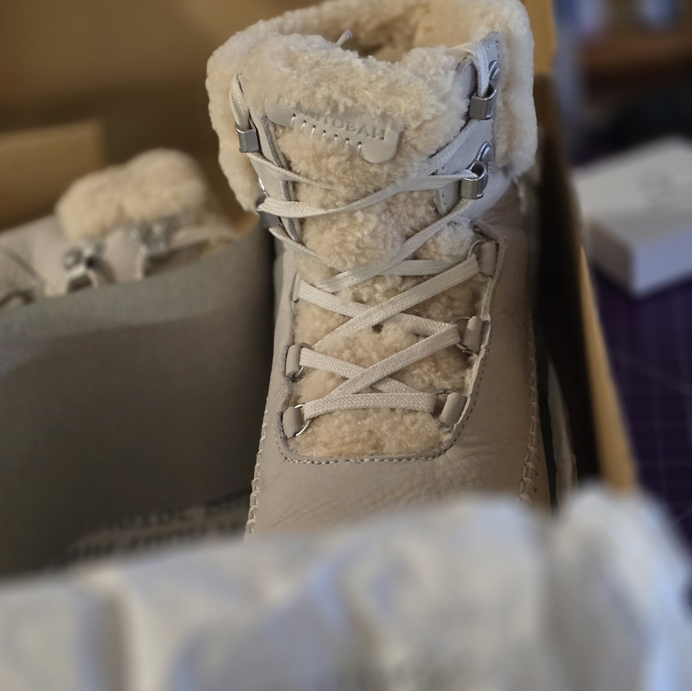 Manitobah Box - Picture 2 of 4